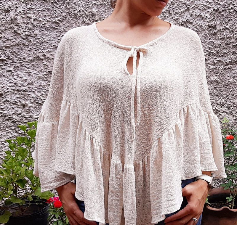 Poncho con tiras y volados